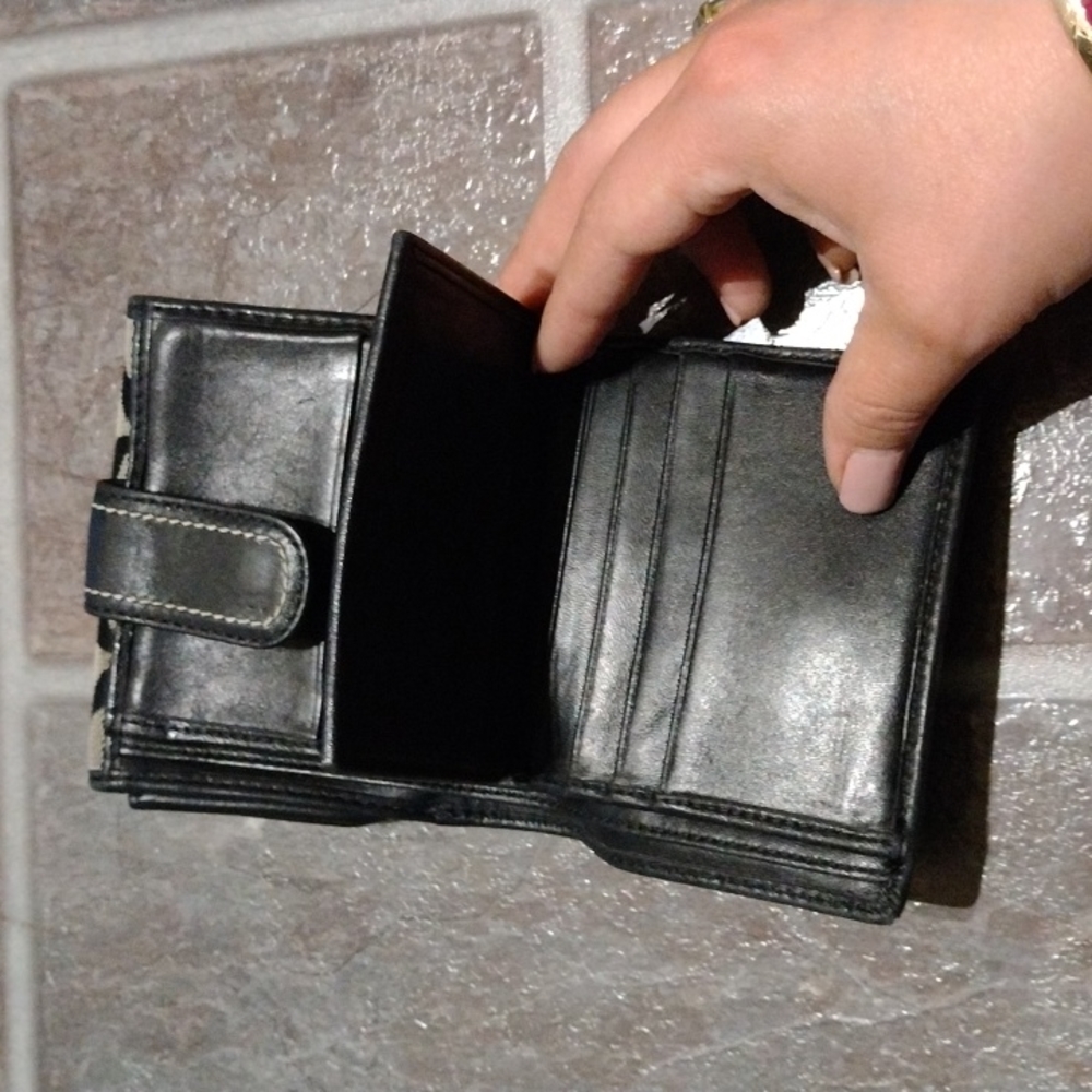 Coach signature black compact With plenty card slots and coin cash compartment. - Picture 6 of 7